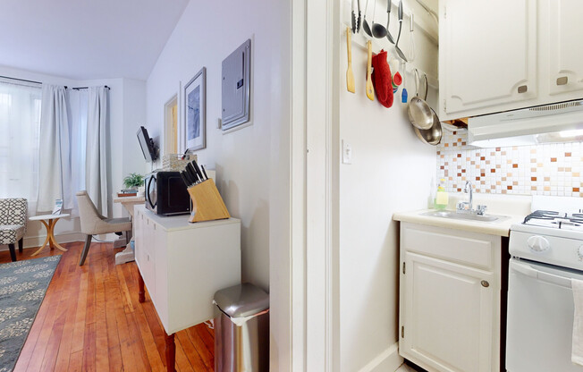 Studio, 1 bath, 450 sqft, $3,800, Unit B4