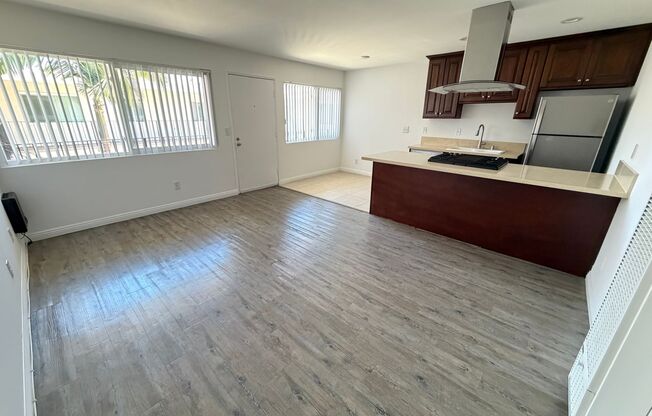2210 Vanderbilt Ln