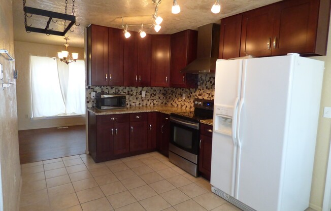 NEWER CARPET & STAINLESS FRIDGE!! BACKS TO BEAUTIFUL TOLL GATE CREEK TRAIL! PRIMARY BED & BATH, SPRINKLER & FENCED YARD!