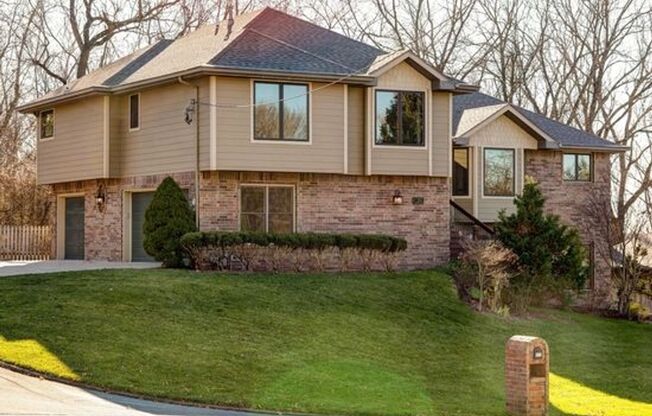 Executive 4 Bedroom 3.5 Bath 3+ Car Garage - Great South Springfield Location!