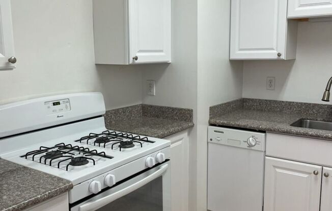 1 bed, 1 bath, 708 sqft, $1,340, Unit King Edward Annex 32
