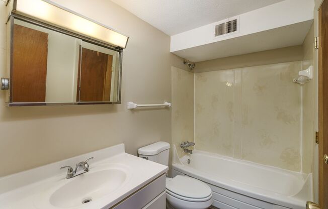 2 beds, 1.5 baths, $1,350, Unit 773 E Thurber Dr Apt. C