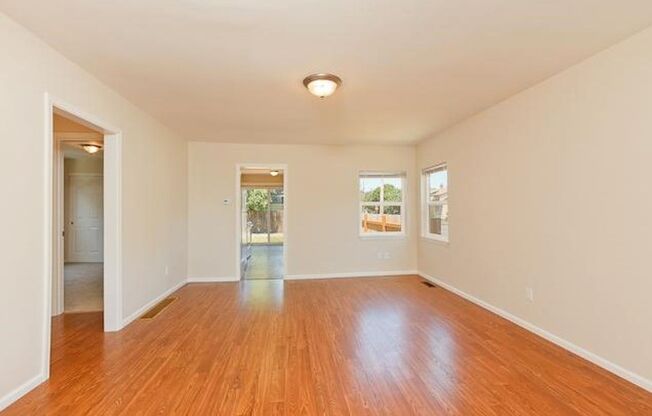 SE Mt Scott - Arleta 2Bd + 1Ba House - Large Fenced Yard, Covered Deck and Washer & Dryer!!