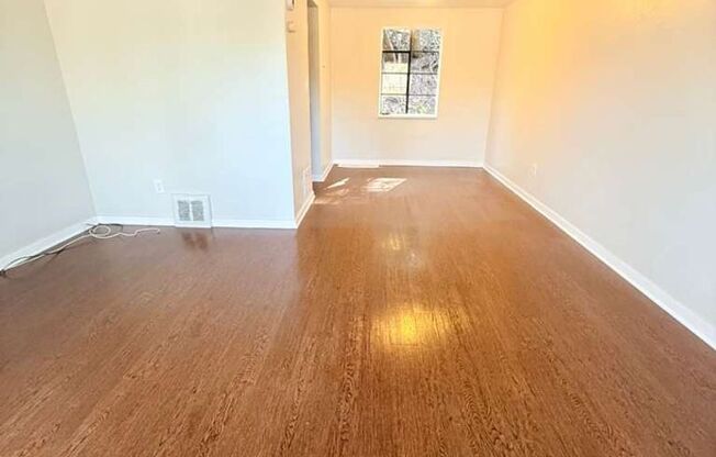 2 Bedroom / 1 Bathroom House in Quiet Neighborhood