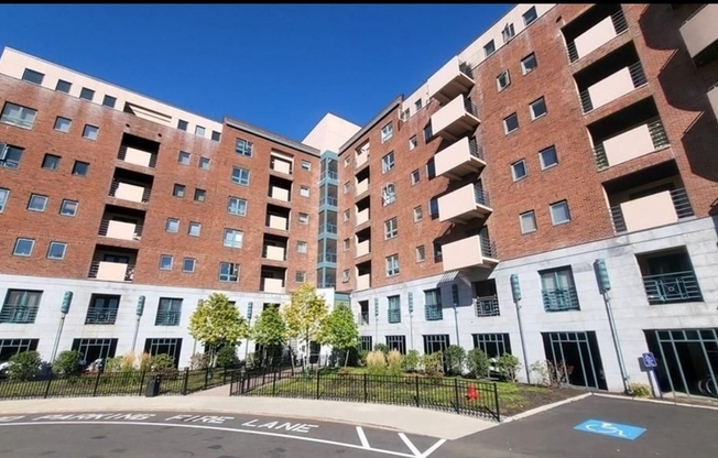 2 beds, 1.5 baths, 865 sqft, $2,500, Unit 207