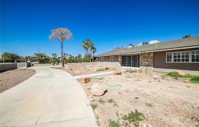 2010 E PEBBLE RD