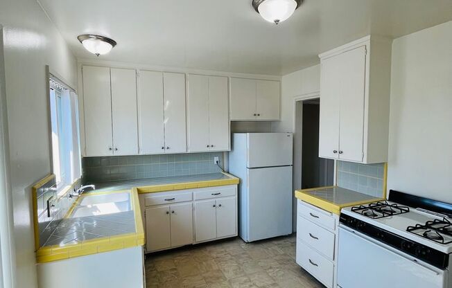 2 beds, 2 baths, $2,995, Unit 1171 Felspar Street