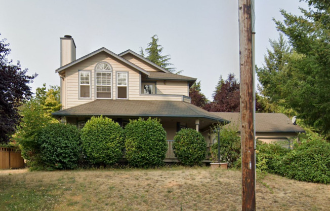 Charming Single-Family Home Close to Lake and Convenient Location