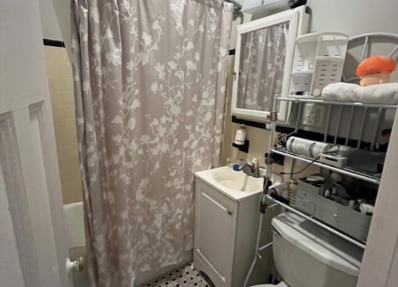 Studio, 1 bath, 400 sqft, $2,375, Unit 111