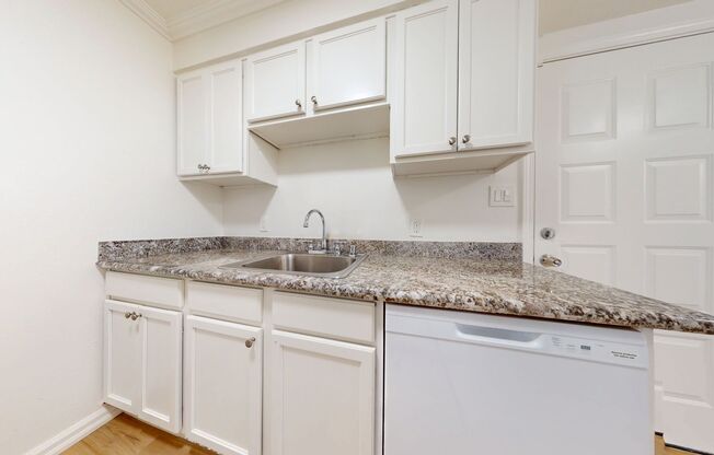 2 beds, 1 bath, 715 sqft, $2,450, Unit 418-1