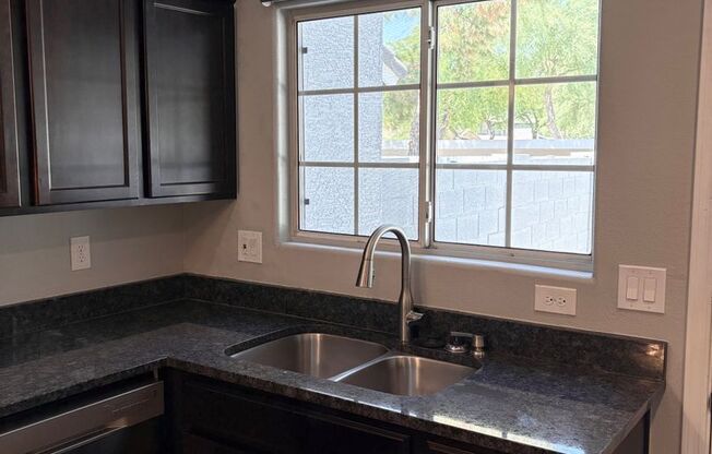 3 beds, 2.5 baths, $2,050, Unit # 1159