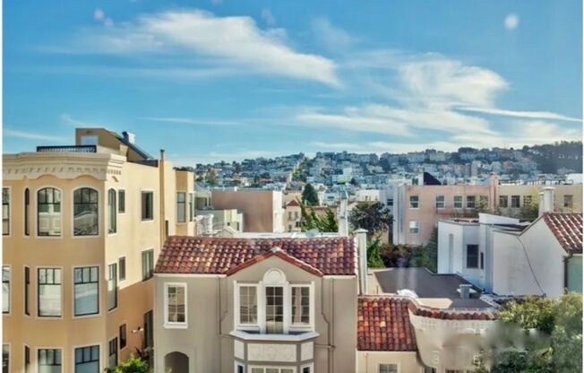Stellar Location In Marina Top Floor 1 Bedroom / 1 Bath & Washer/Dryer