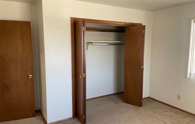 August Management presents the Colonial Apartments in New Holstein