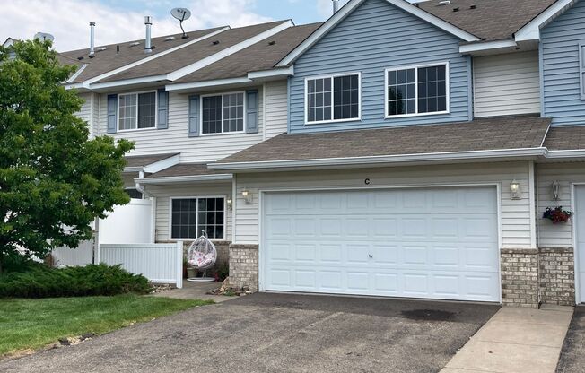 Spacious River Falls Townhouse in Sterling Heights Neighborhood!
