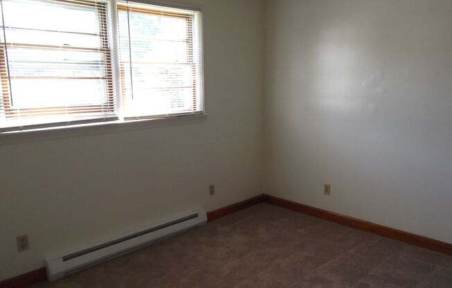 2 beds, 1 bath, 903 sqft, $1,140, Unit M-6