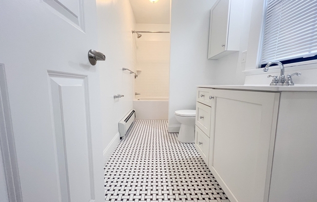 2 beds, 1.5 baths, 924 sqft, $2,880, Unit 12