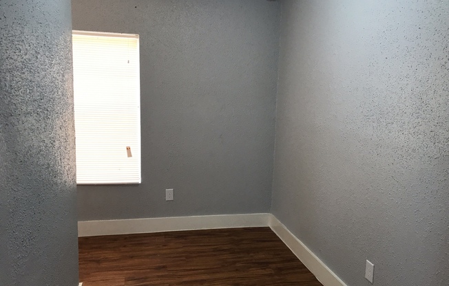 3 beds, 1 bath, 950 sqft, $1,195, Unit 03