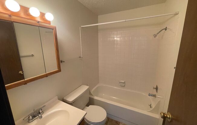 2 beds, 1 bath, $655, Unit 26-A