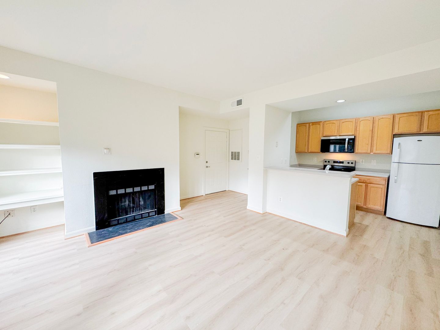 Beautiful 1 Bed 1 Bath Condo With Patio In Amenity-filled Penderbrooke Square - Water Included