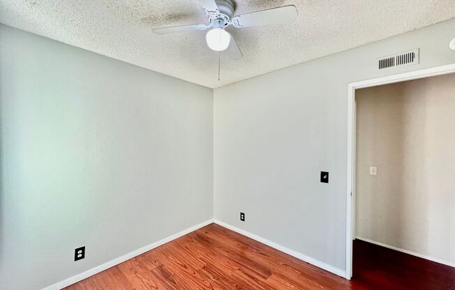 Beautiful 4B/2.5BA townhome w/ large backyard & Washer/Dryer in Paradise Hills!