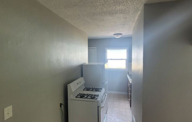 2 beds, 1 bath, $1,125, Unit 3810 Urbandale Avenue