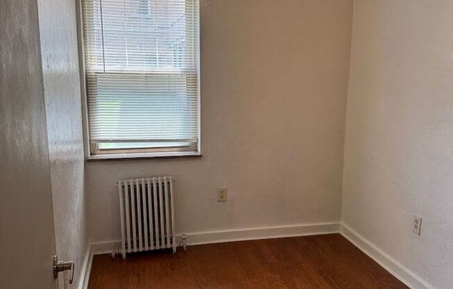 3 beds, 1 bath, $1,675, Unit 102A