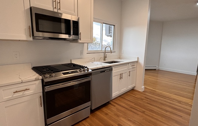 2 beds, 1 bath, 738 sqft, $3,100, Unit 5