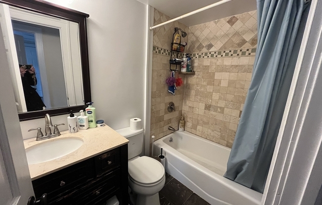 2 beds, 1 bath, $3,200, Unit 2