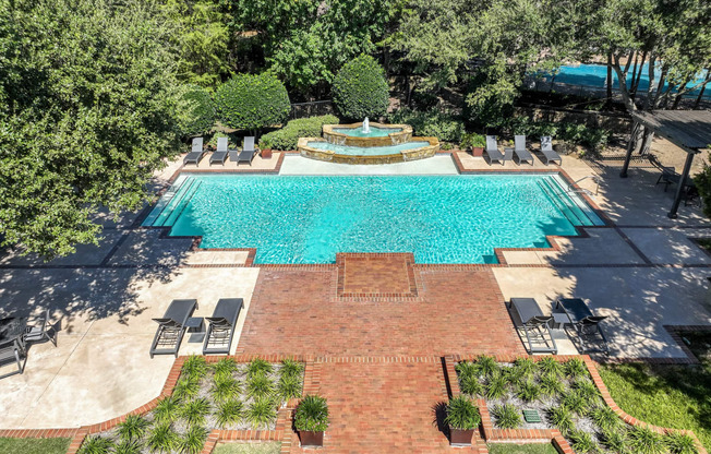 luxury swimming pool with a fountain at Stoneleigh on Spring Creek apartments