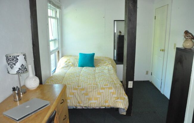 4 beds, 1 bath, $2,400, Unit 118-2