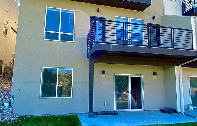 3 beds, 2.5 baths, 2,570 sqft, $2,995