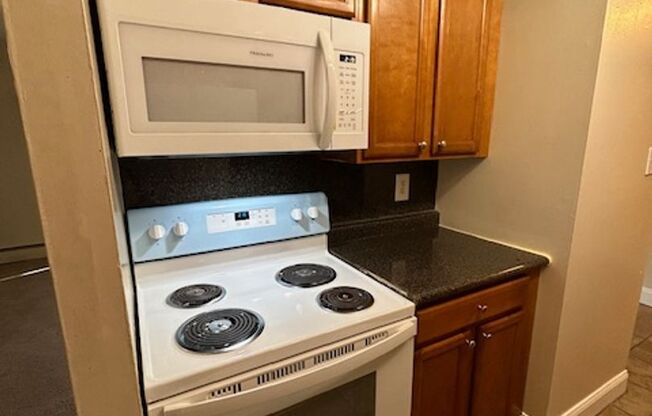 2 beds, 1.5 baths, 934 sqft, $1,550, Unit M04