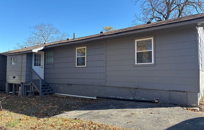 Charming 1 bed, bonus room, 1 bath - recently renovated off Mack Smith Rd.