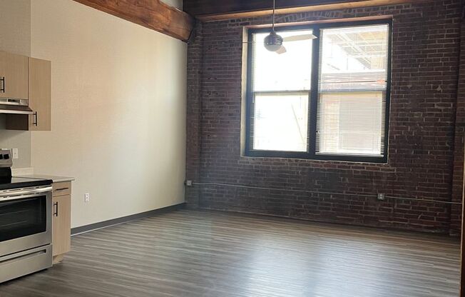 Studio, 1 bath, 640 sqft, $1,085, Unit 403