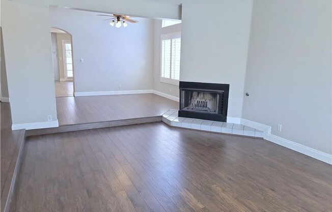 HIGHLY DESIRABLE "THE LAKES" COMMUNITY!!