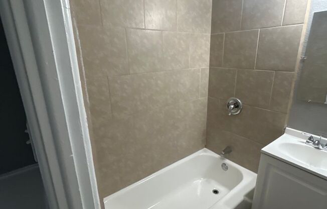 2 beds, 1 bath, 750 sqft, $945, Unit B06 1064 09