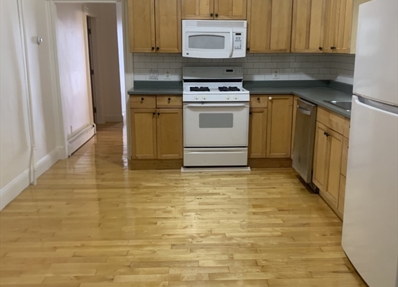 3 beds, 1 bath, $2,700, Unit 1