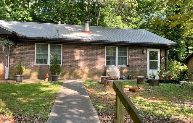 2 bedroom 1 bath duplex is located off Whitehead Rd!