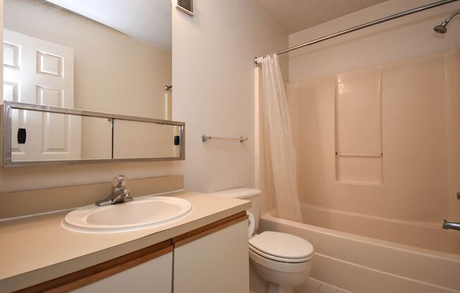 2 bed 2 bath Condo close to UF