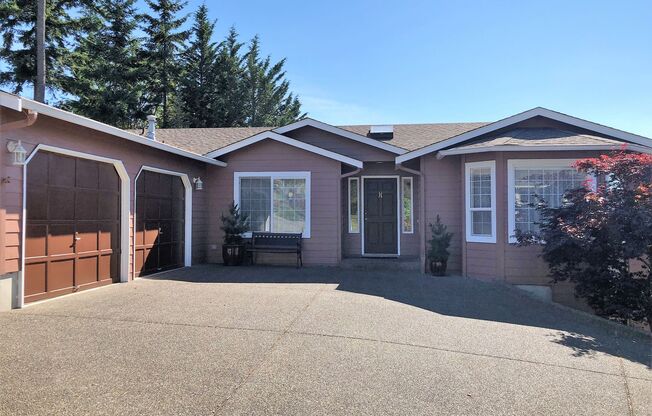 UNIQUE RAMBLER with views in Dockside at Kitsap Lake!