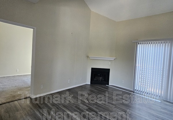 701 N Hollywood Way