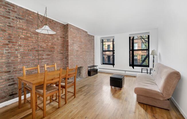 446 W 47 ST