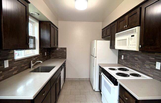 Well Maintained Arnada Park Duplex w/ Garage for Rent - 615 E. 22nd St