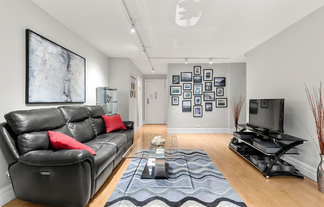 1 bed, 1 bath, 650 sqft, $4,350, Unit 5Y