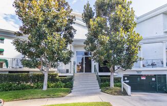 Spacious 2 BEDROOM/2 BATH Ample Closet Space Family Friendly