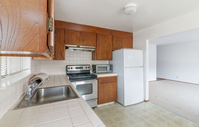 2 beds, 1 bath, $2,300, Unit E