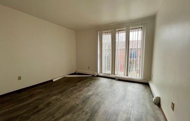 1 bed, 1 bath, $1,095, Unit 43