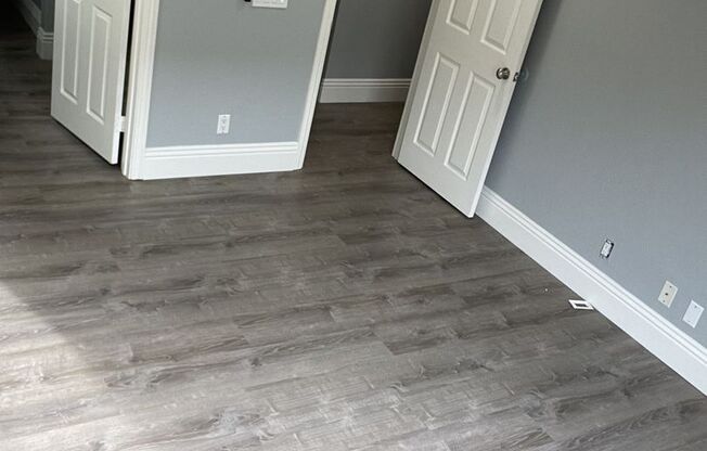 Luxury upstairs, AC/Heat, W/D, upgraded, new paint, New Floor