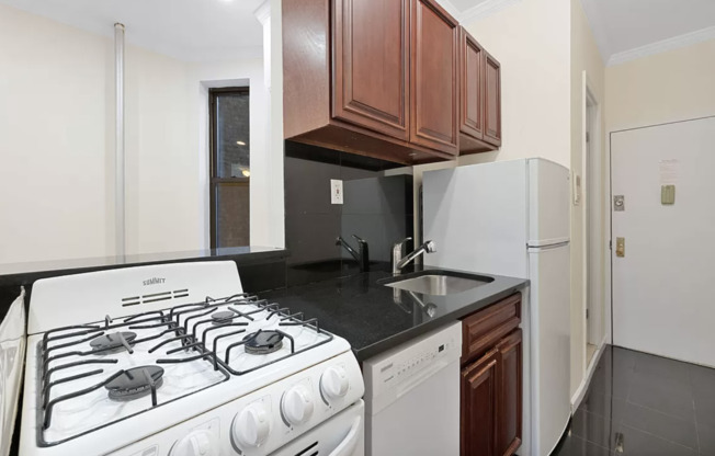 2 beds, $4,995, Unit 5E