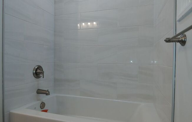 Large 5 Bedroom 3 Bath House that Sleeps 6-7, Behind the UT